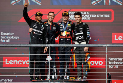 2023年F1美国大奖赛正赛颁奖仪式，冠军维斯塔潘与当时位列第二的汉密尔顿、第三的诺里斯在领奖台合影
