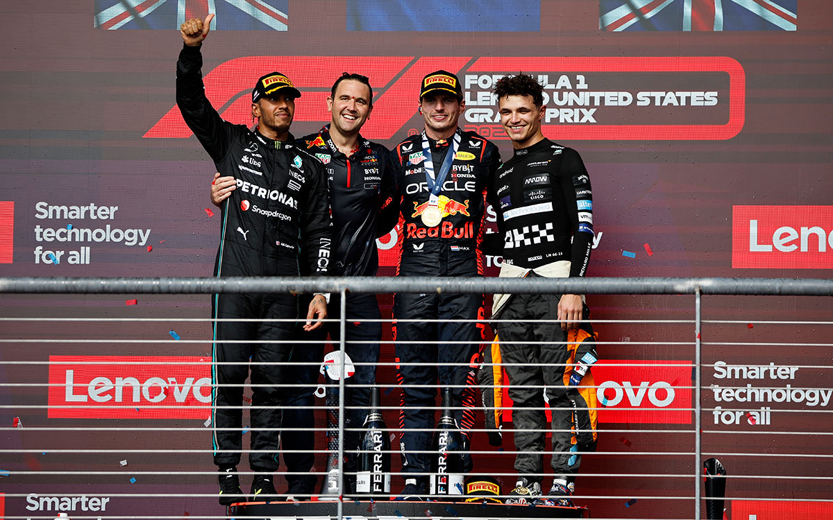 2023年F1美国大奖赛正赛颁奖仪式，冠军维斯塔潘与当时位列第二的汉密尔顿、第三的诺里斯在领奖台合影