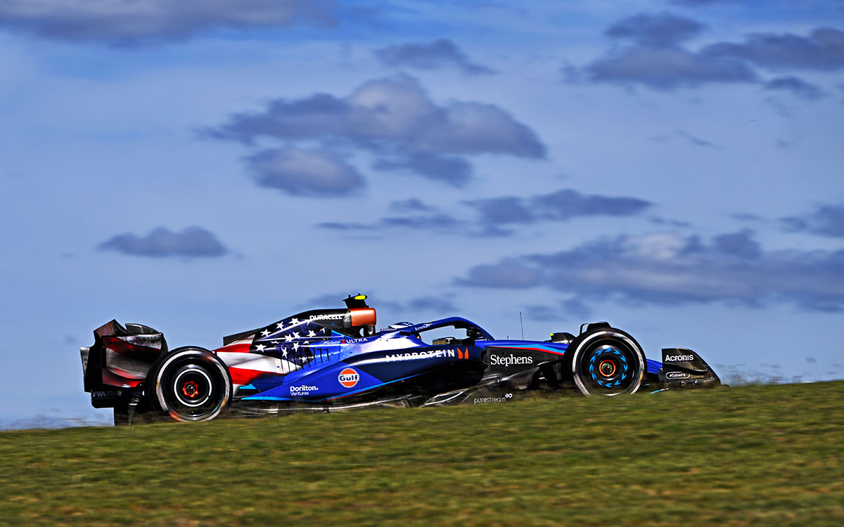 2023年F1美国大奖赛正赛,萨金特驾驶美国国旗特别涂装的威廉姆斯FW45赛车在主场COTA赛道作战