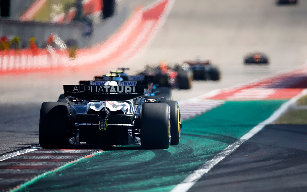 2023年F1美国大奖赛正赛,角田裕毅驾驶红牛二队AT04紧追前方的加斯利