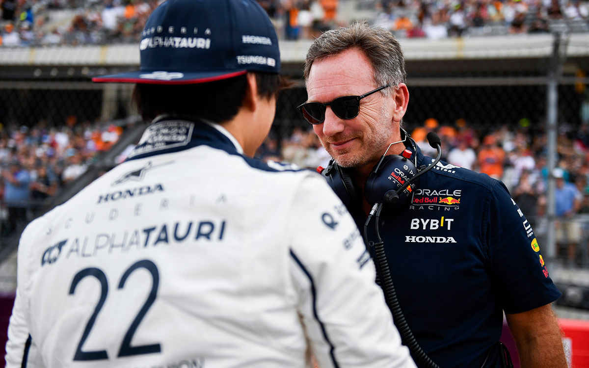 2023年F1美国大奖赛冲刺赛开始前,红牛领队霍纳与角田裕毅在发车区交谈