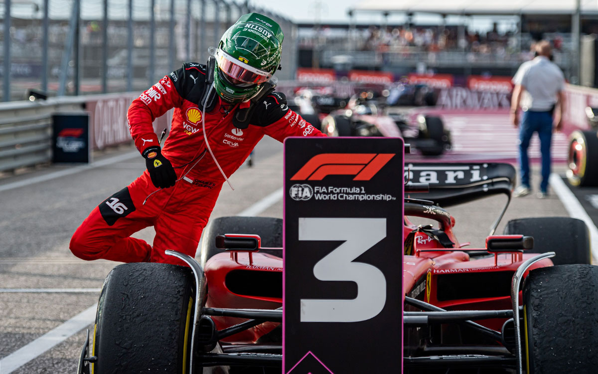2023年F1美国大奖赛冲刺赛,第三名的勒克莱尔从停在P3位置牌旁的法拉利SF-23上跳下