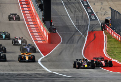 2023年F1美国大奖赛冲刺赛，维斯塔潘驾驶红牛RB19紧咬盯防勒克莱尔的法拉利