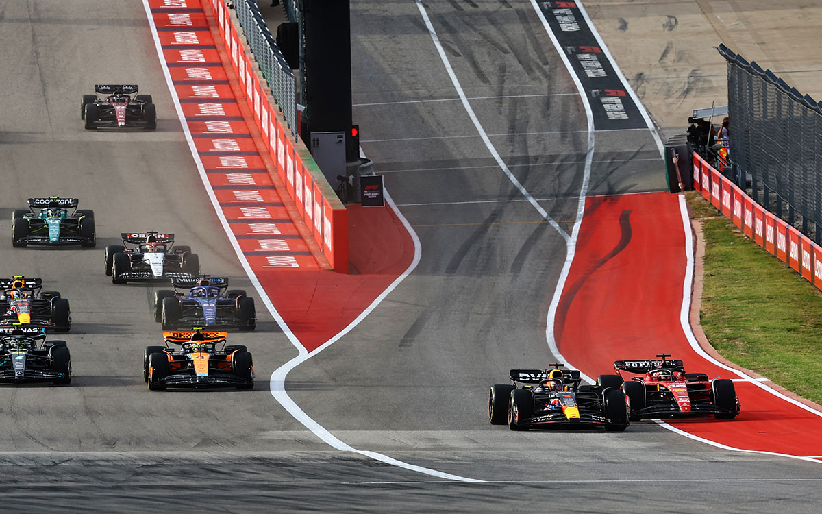2023年F1美国大奖赛冲刺赛，维斯塔潘驾驶红牛RB19紧咬盯防勒克莱尔的法拉利
