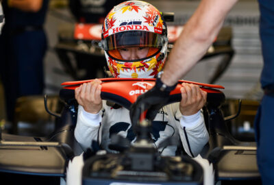 2023年F1美国大奖赛冲刺排位赛开始前，角田裕毅在红牛二队车库进入AT04座舱
