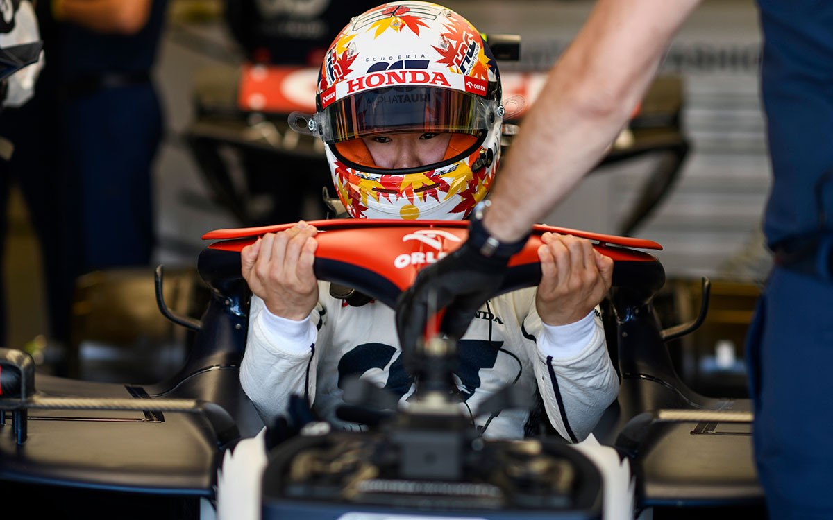 2023年F1美国大奖赛冲刺排位赛开始前，角田裕毅在红牛二队车库进入AT04座舱