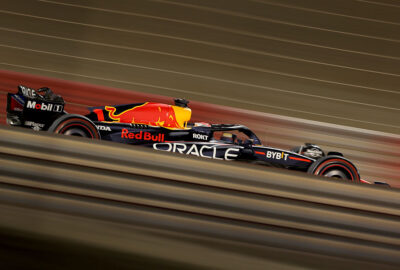 2023年F1巴林大奖赛二练，维斯塔潘驾驶红牛RB19在夜色下的巴林国际赛道飞驰