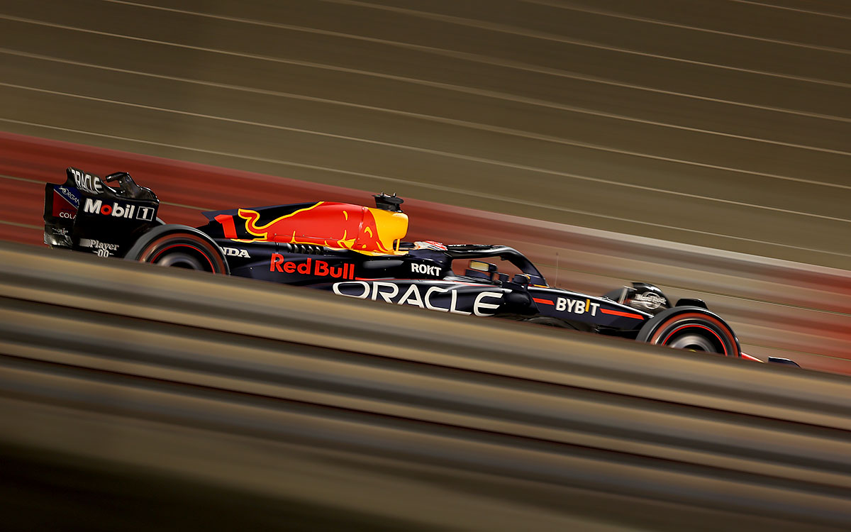 2023年F1巴林大奖赛二练，维斯塔潘驾驶红牛RB19在夜色下的巴林国际赛道飞驰