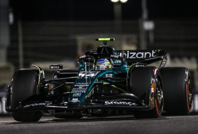 2023年F1巴林大奖赛周六，阿隆索驾驶阿斯顿·马丁AMR23在夜色中进行排位赛计时冲刺