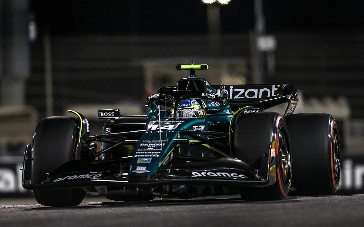 2023年F1巴林大奖赛周六，阿隆索驾驶阿斯顿·马丁AMR23在夜色中进行排位赛计时冲刺