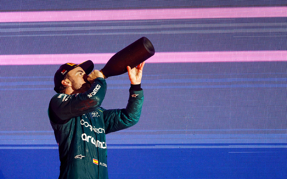2023年F1巴林大奖赛正赛领奖台，季军阿隆索品尝香槟（玫瑰水）