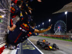 2023年F1巴林大奖赛正赛，率先冲线的维斯塔潘迎来红牛车队成员的列队庆祝