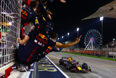2023年F1巴林大奖赛正赛，率先冲线的维斯塔潘迎来红牛车队成员的列队庆祝