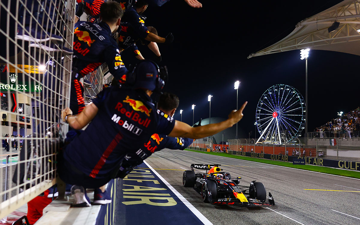 2023年F1巴林大奖赛正赛，率先冲线的维斯塔潘迎来红牛车队成员的列队庆祝