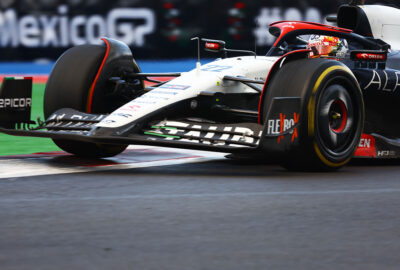 2023年F1墨西哥大奖赛二练，角田裕毅驾驶红牛二队AT04赛车行驶在罗德里格斯兄弟赛道