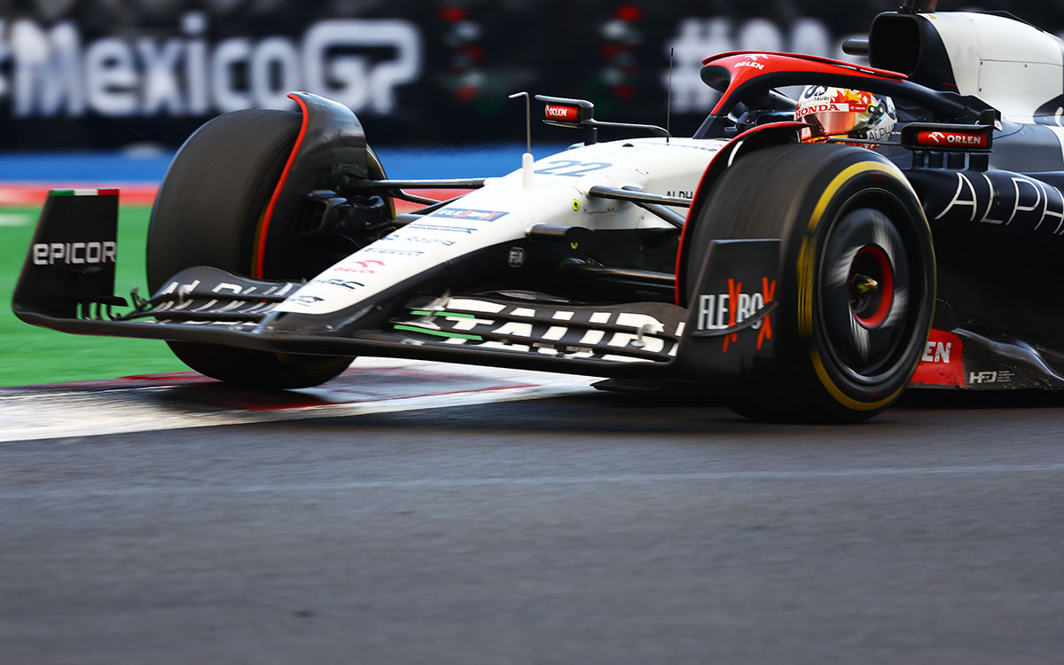 2023年F1墨西哥大奖赛二练，角田裕毅驾驶红牛二队AT04赛车行驶在罗德里格斯兄弟赛道