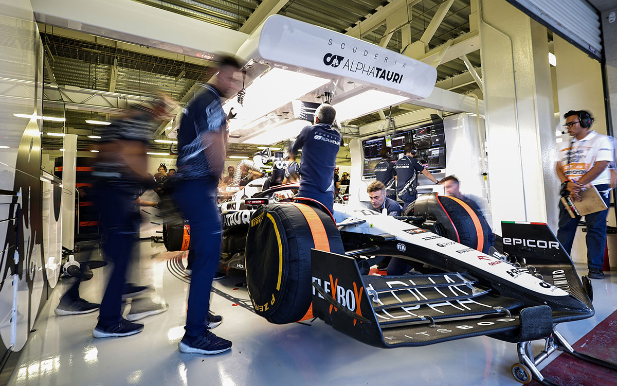 2023年F1墨西哥大奖赛二练，角田裕毅坐在座舱内准备驶出罗德里格斯兄弟赛道车库