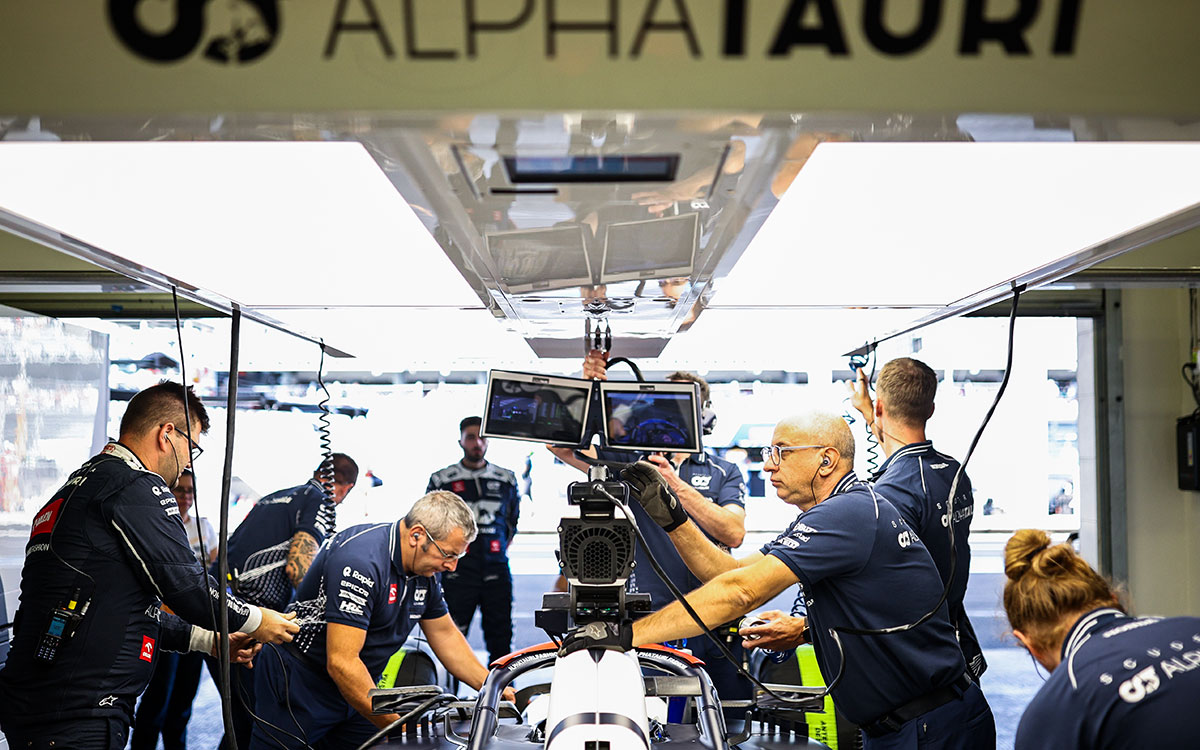 2023年F1墨西哥大奖赛周五，红牛二队机械师在里卡多的AT04赛车上作业