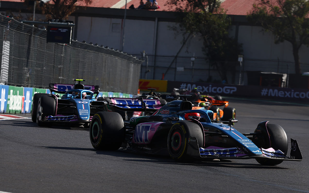 2023年F1墨西哥大奖赛正赛,奥康与加斯利的阿尔派A523行驶在诺里斯的迈凯伦身前