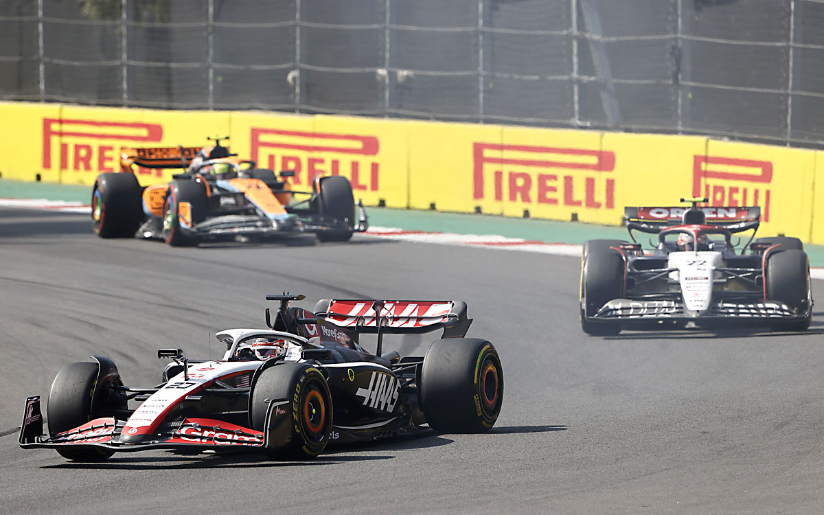 2023年F1墨西哥大奖赛正赛发车后不久,马格努森的哈斯VF-23行驶在角田裕毅与诺里斯身前