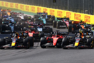 2023年F1墨西哥大奖赛正赛发车，维斯塔潘、勒克莱尔与佩雷兹在一号弯争夺首位