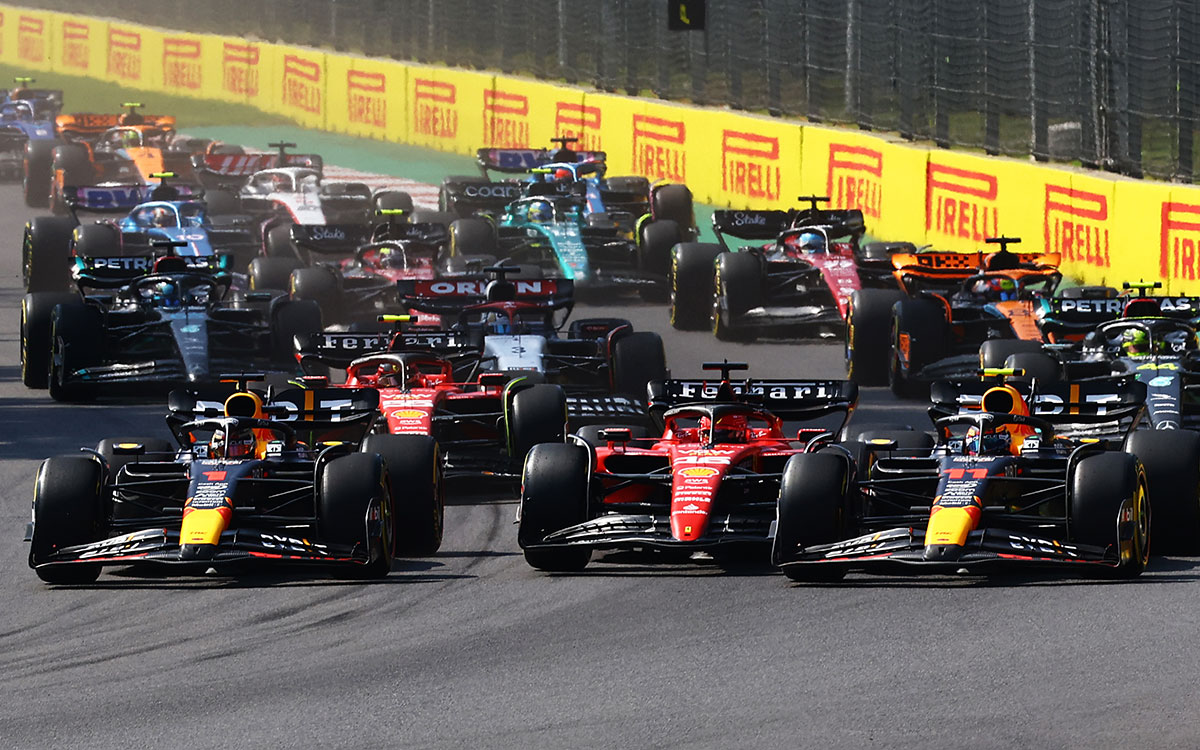 2023年F1墨西哥大奖赛正赛发车，维斯塔潘、勒克莱尔与佩雷兹在一号弯争夺首位