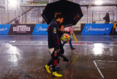 2023年F1圣保罗大奖赛排位赛，天色渐暗细雨飘落，佩雷兹步行穿过因特拉各斯赛道维修区