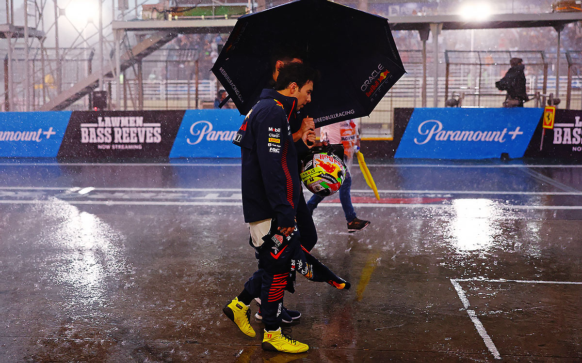 2023年F1圣保罗大奖赛排位赛，天色渐暗细雨飘落，佩雷兹步行穿过因特拉各斯赛道维修区