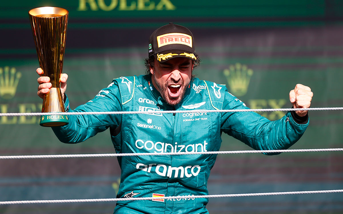2023年F1圣保罗大奖赛正赛领奖台,阿隆索高举奖杯怒吼庆祝第三名