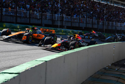 2023年F1圣保罗大奖赛冲刺赛首圈，维斯塔潘在一号弯从内线超越杆位发车的诺里斯