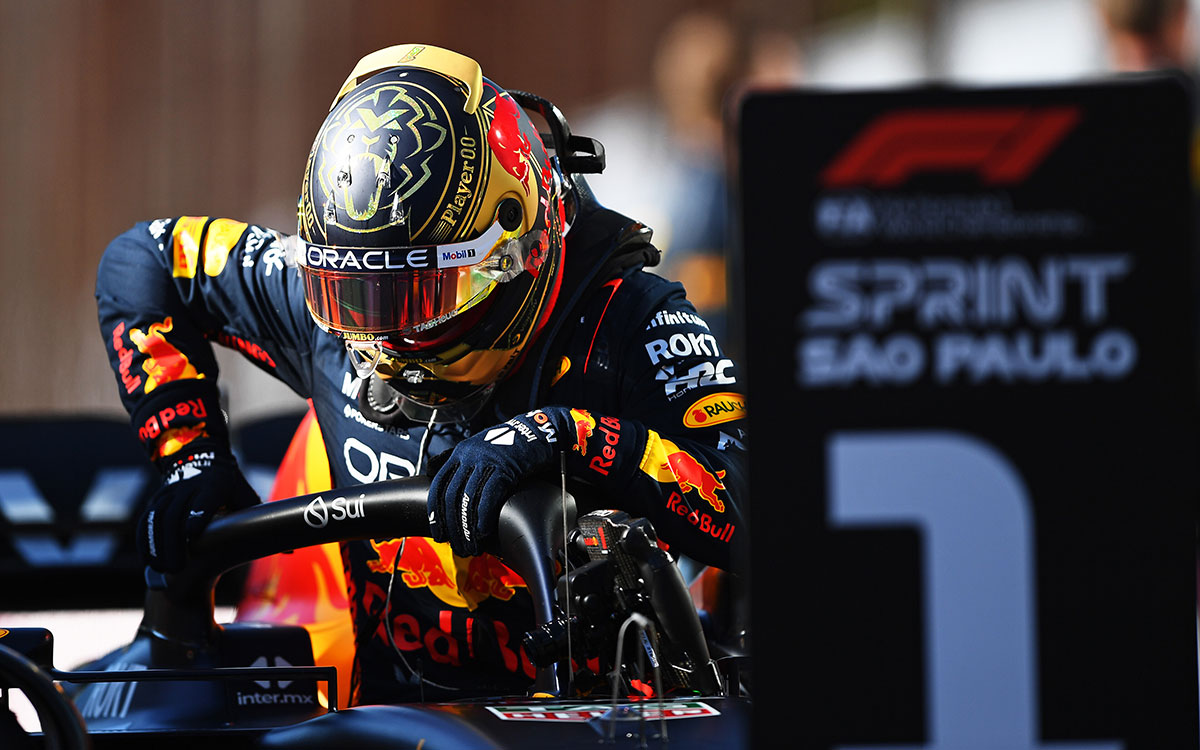 2023年F1圣保罗大奖赛冲刺赛,夺冠的维斯塔潘在parc fermé区域下车庆祝