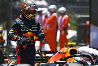 2023年F1圣保罗大奖赛冲刺排位赛，获得第二名的维斯塔潘走过parc fermé区域走向赛车