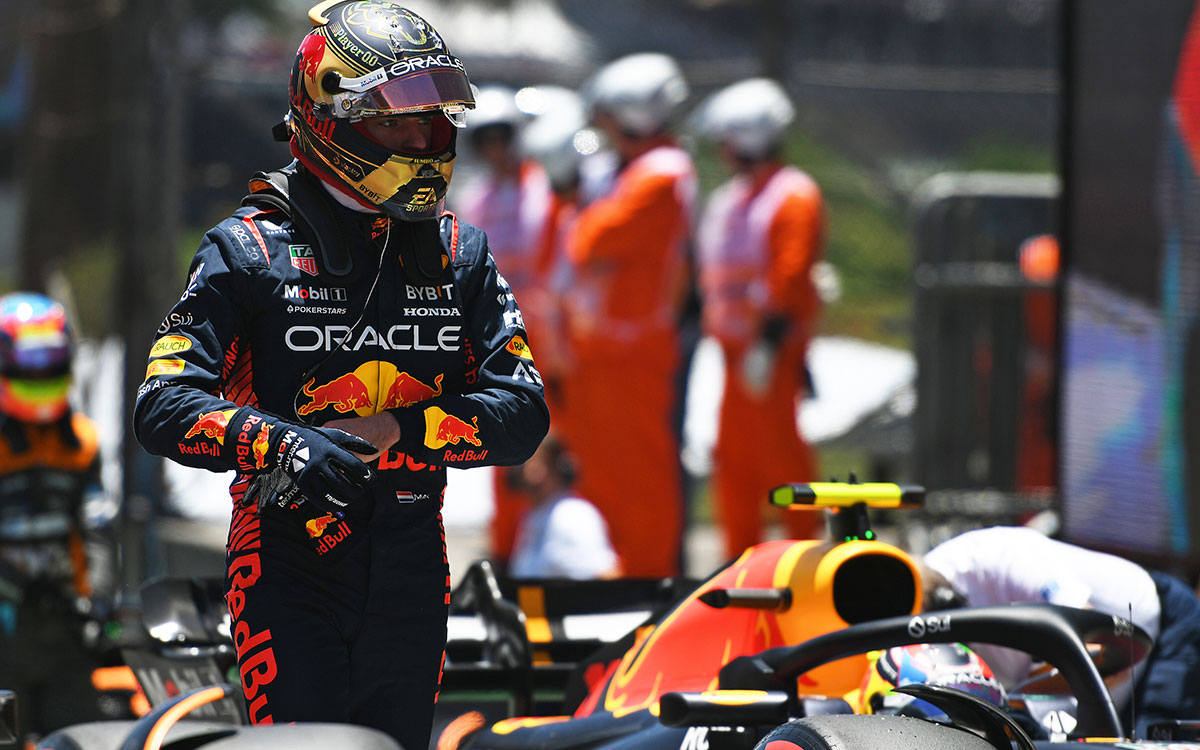 2023年F1圣保罗大奖赛冲刺排位赛，获得第二名的维斯塔潘走过parc fermé区域走向赛车