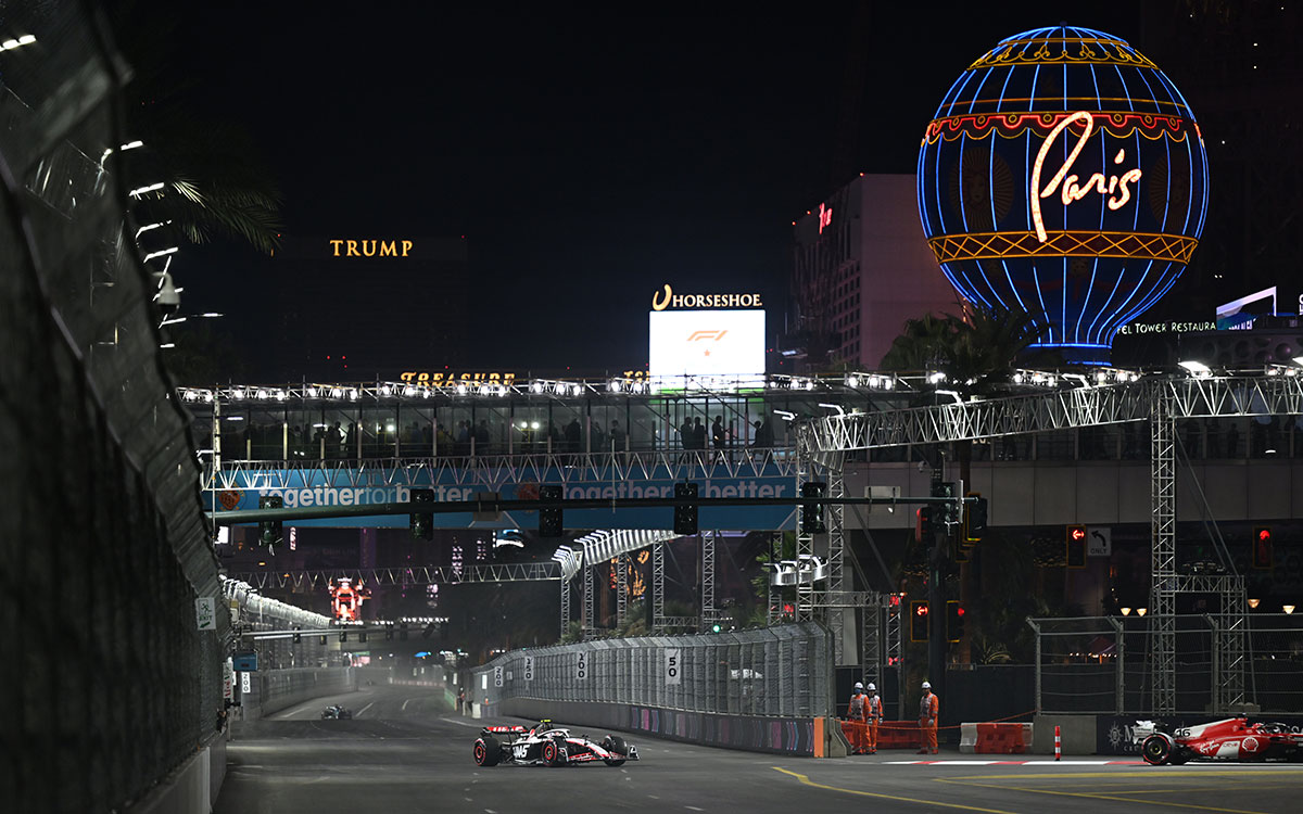 2023年F1拉斯维加斯大奖赛练习,霍肯伯格驾驶哈斯赛车驶过拉斯维加斯街道赛道