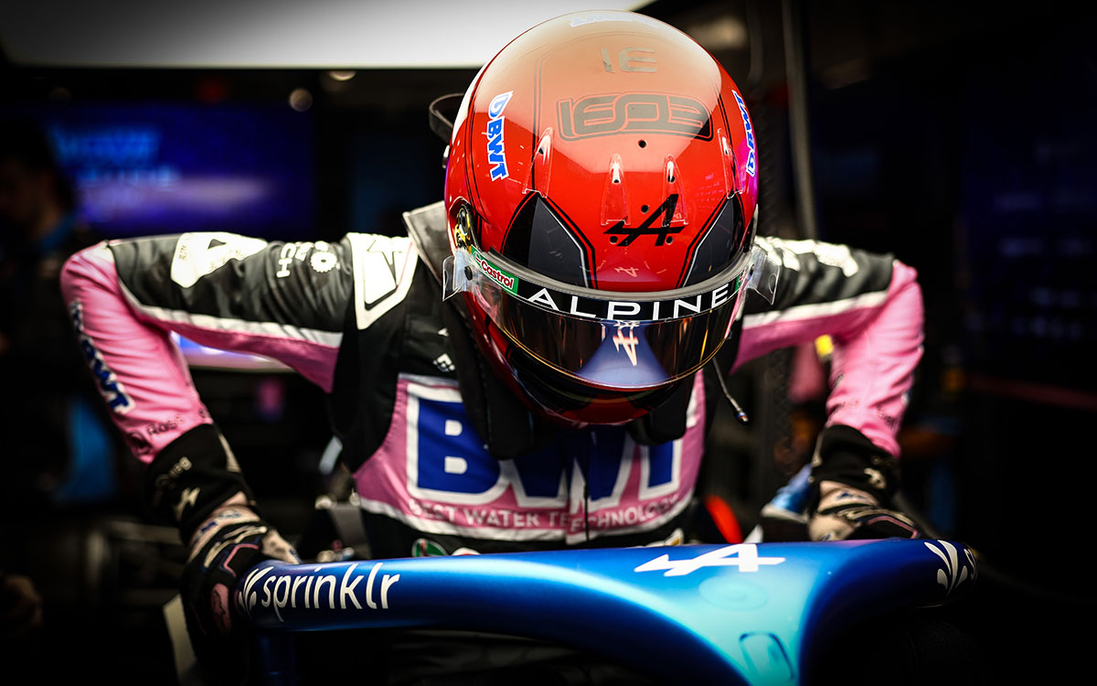 2023年F1拉斯维加斯大奖赛练习日，奥康在阿尔派车库从A523赛车中下车