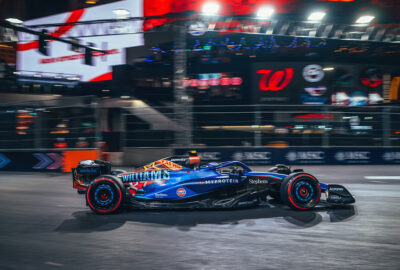2023年F1拉斯维加斯大奖赛练习，萨金特驾驶威廉姆斯赛车驶过拉斯维加斯街道赛道