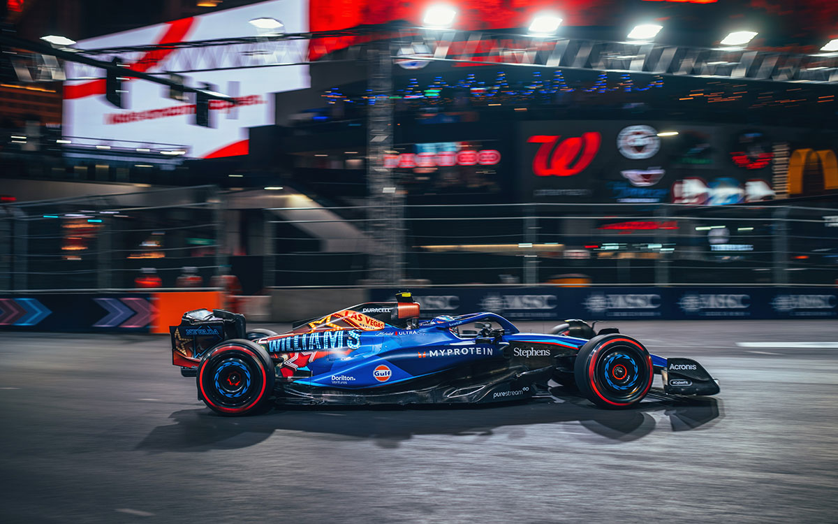 2023年F1拉斯维加斯大奖赛练习，萨金特驾驶威廉姆斯赛车驶过拉斯维加斯街道赛道