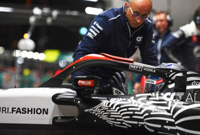 2023年F1拉斯维加斯大奖赛排位赛，Q2出局的里卡多赛车被推回红牛二队车库