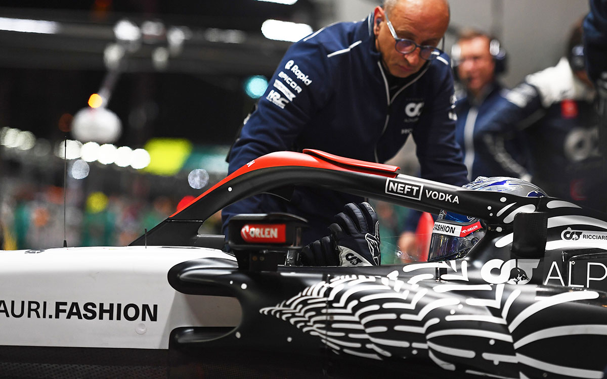 2023年F1拉斯维加斯大奖赛排位赛，Q2出局的里卡多赛车被推回红牛二队车库