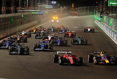 2023年F1拉斯维加斯大奖赛正赛首圈，维斯塔潘在一号弯从内线插入超越杆位发车的勒克莱尔