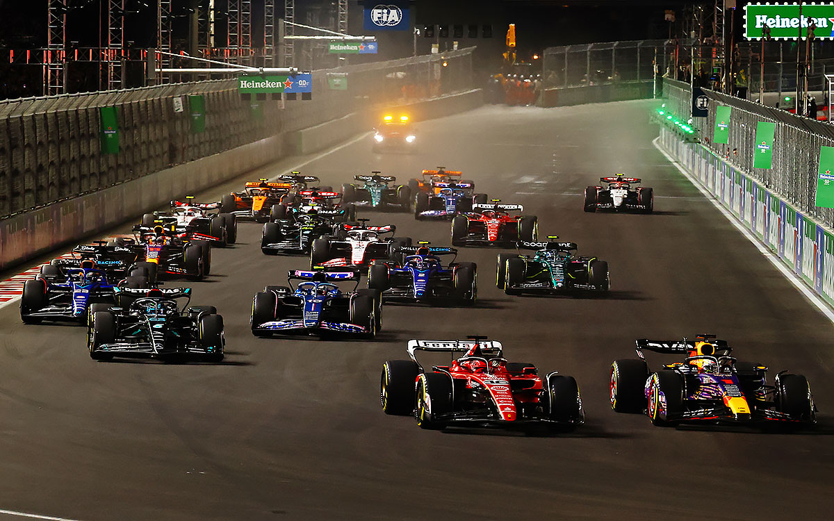 2023年F1拉斯维加斯大奖赛正赛首圈，维斯塔潘在一号弯从内线插入超越杆位发车的勒克莱尔