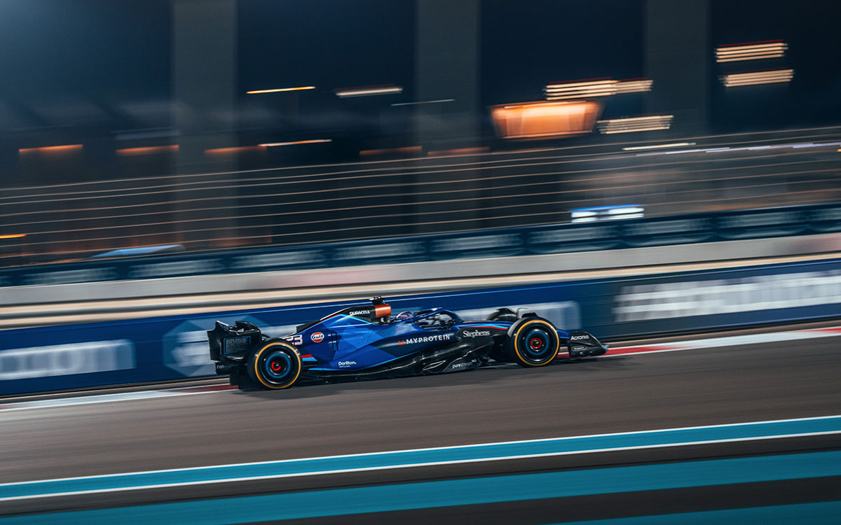 2023年F1阿布扎比大奖赛二练，阿尔本驾驶威廉姆斯FW45驶过亚斯码头赛道