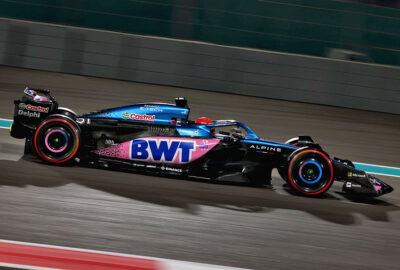 2023年F1阿布扎比大奖赛二练，奥康驾驶阿尔派A523驶过亚斯码头赛道
