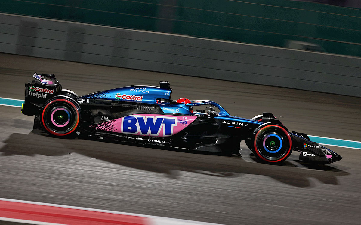 2023年F1阿布扎比大奖赛二练，奥康驾驶阿尔派A523驶过亚斯码头赛道