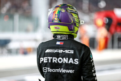 2023年F1阿布扎比大奖赛周六，排位赛Q2出局的汉密尔顿走在亚斯码头赛道维修区通道