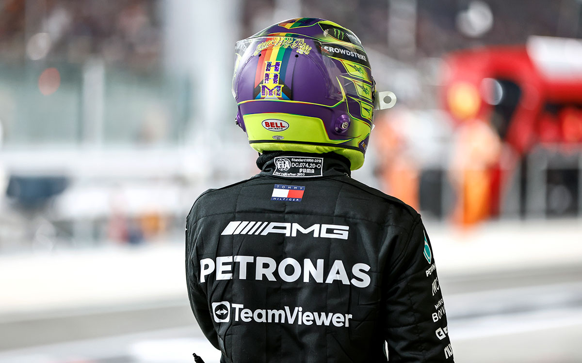 2023年F1阿布扎比大奖赛周六，排位赛Q2出局的汉密尔顿走在亚斯码头赛道维修区通道