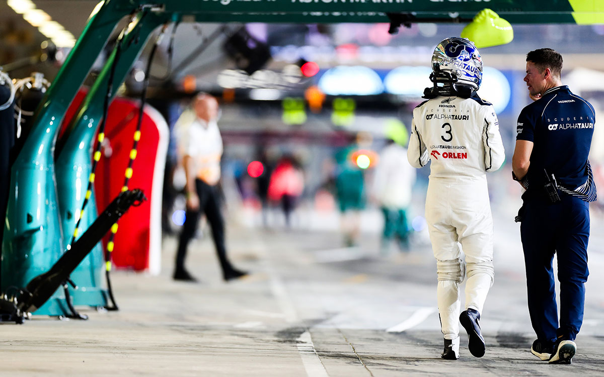 2023年F1阿布扎比大奖赛排位赛，Q2出局的里卡多走在亚斯码头赛道维修区通道