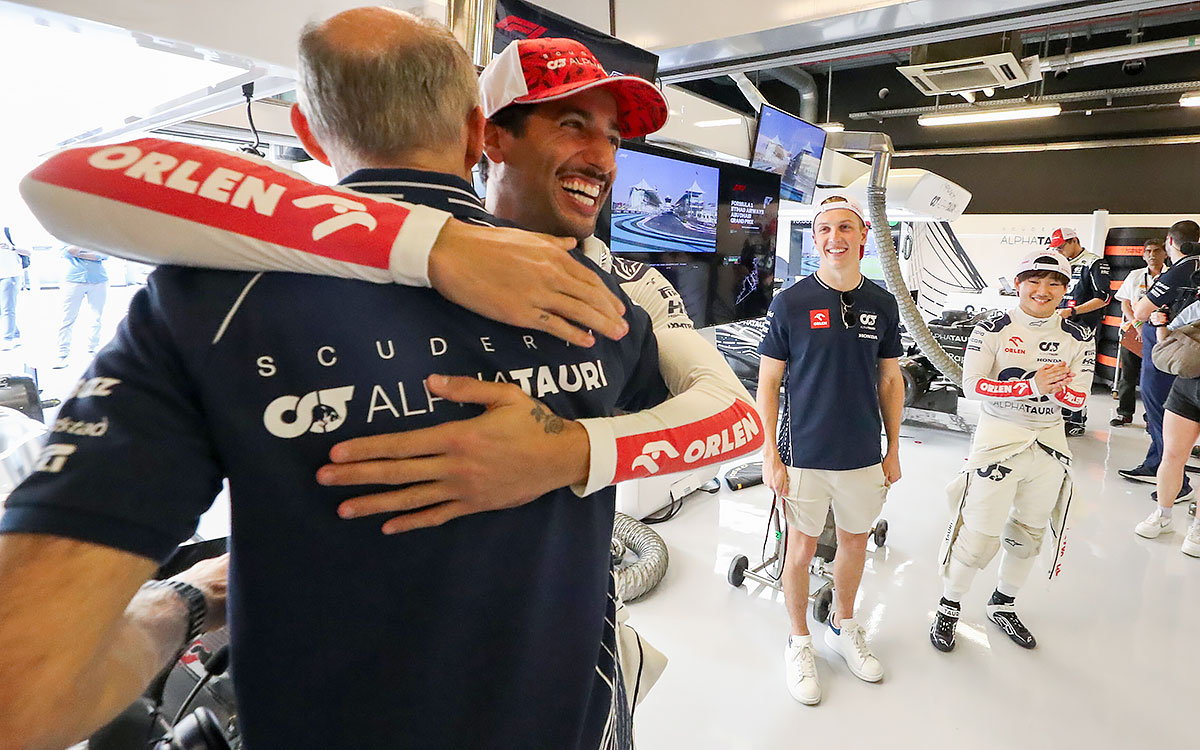 2023年F1阿布扎比大奖赛正赛前,里卡多在车库与告别战的红牛二队领队托斯特拥抱