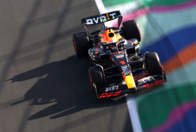 2023年F1沙特大奖赛一练，维斯塔潘驾驶红牛RB19在吉达街道赛道飞驰