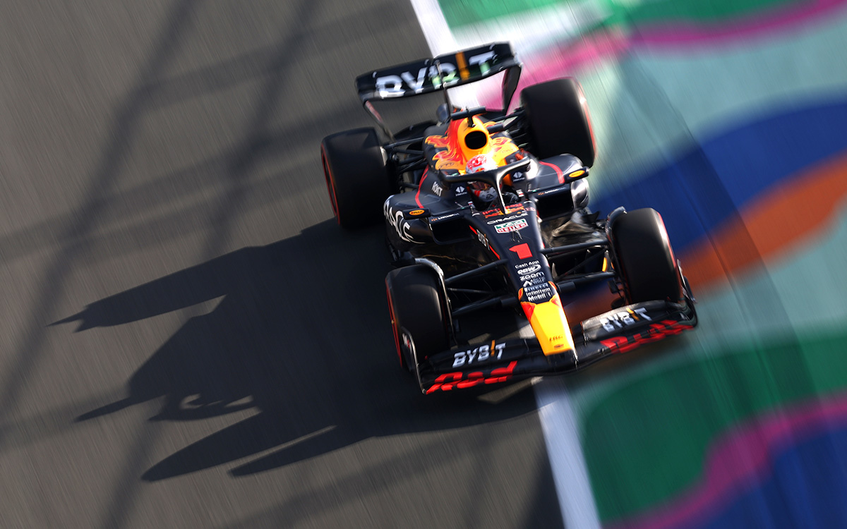 2023年F1沙特大奖赛一练，维斯塔潘驾驶红牛RB19在吉达街道赛道飞驰